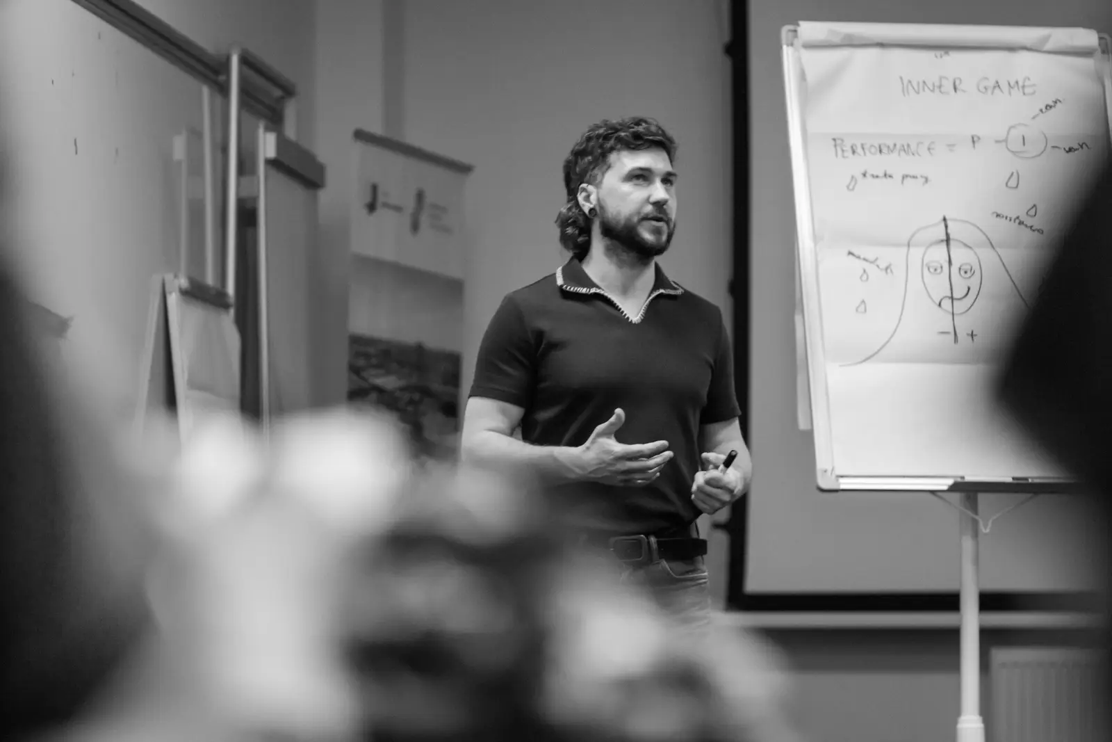 Adrian Michalczuk prowadzi warsztat przy flipcharcie.